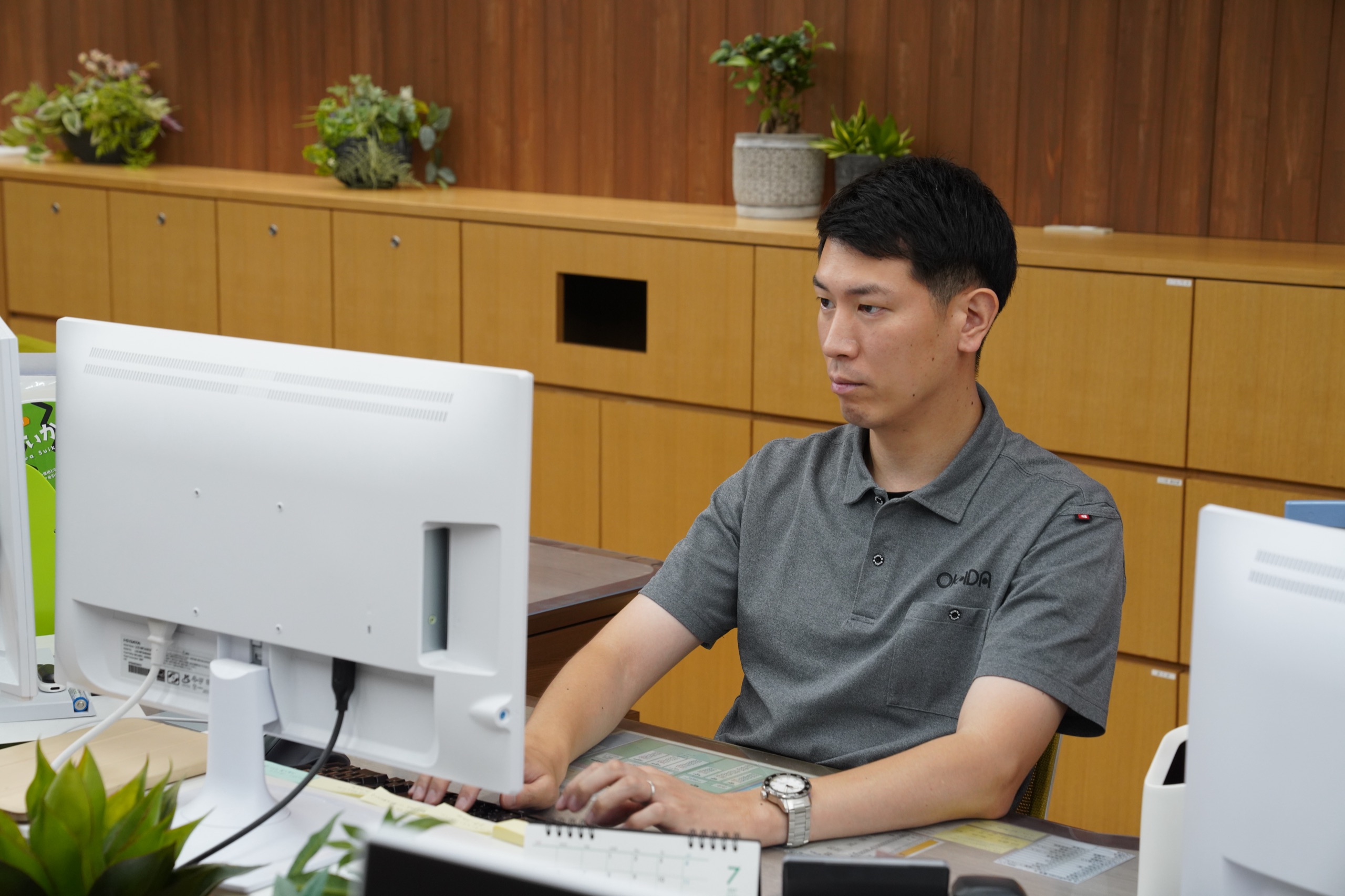 事務所でPCに向かって作業する様子
